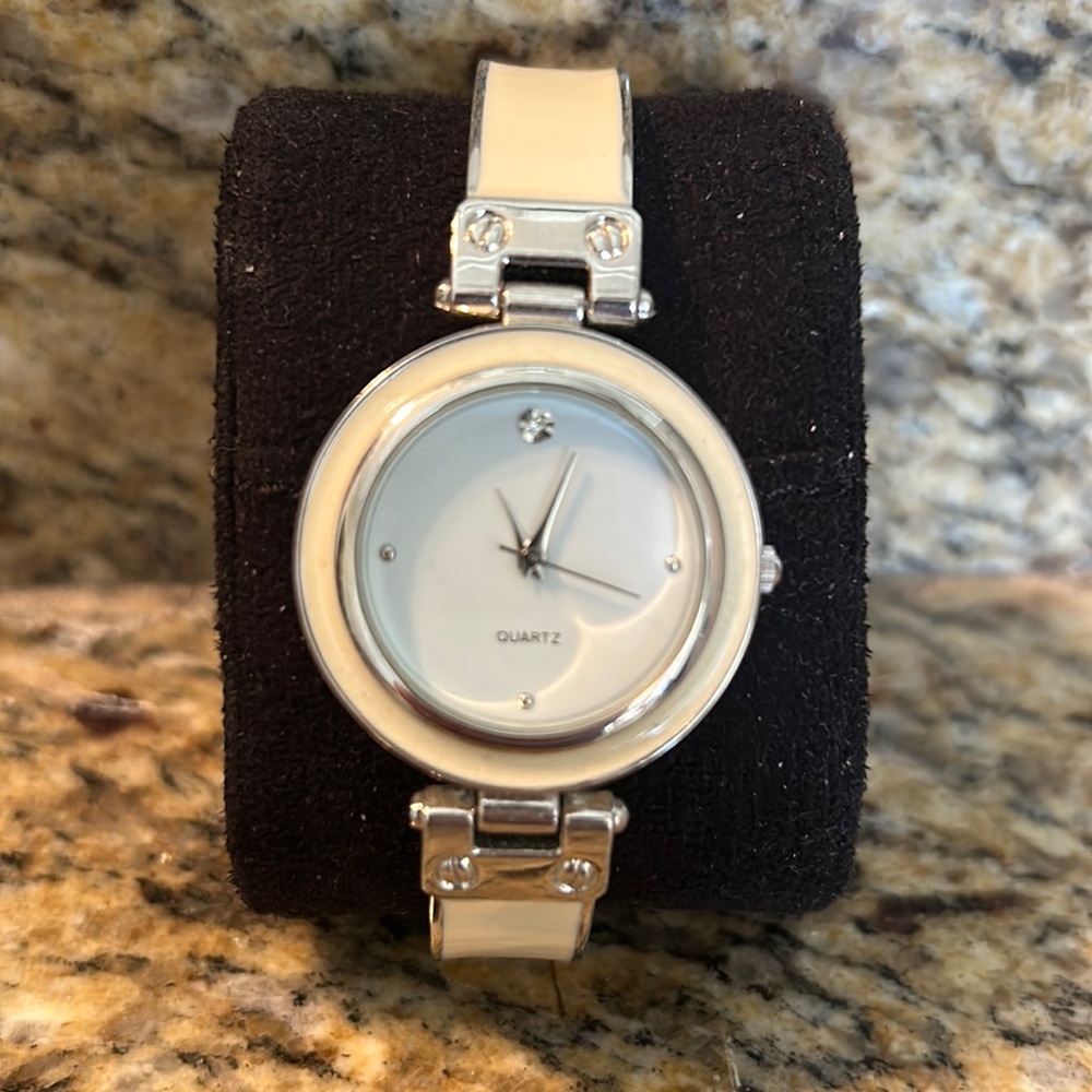 Woman’s Quartz cream colored watch